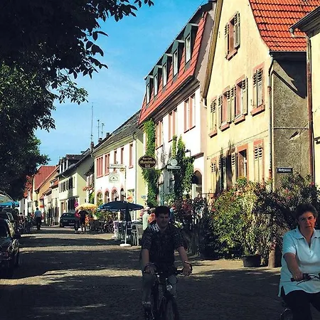 Omas-stubb-das-komfort-dz-mit-balkon-im-herrenhaus Apartment